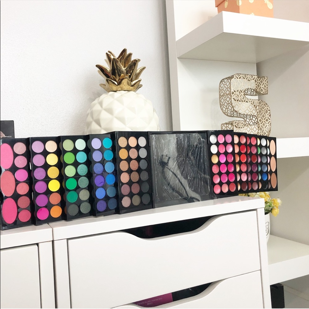 COLORFUL EYESHADOWS LIPSTICKS AND BLUSHES KIT